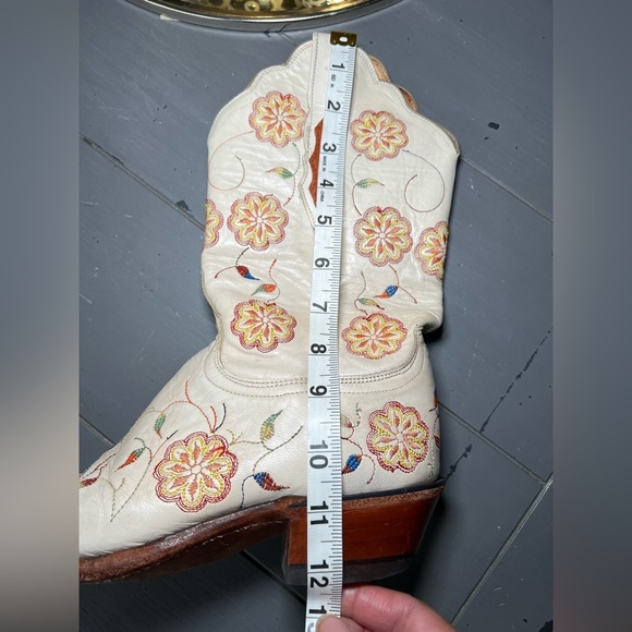 Lucchese Vintage  Floral Embroidered Cream Boots Size 7 - Picture 9 of 10